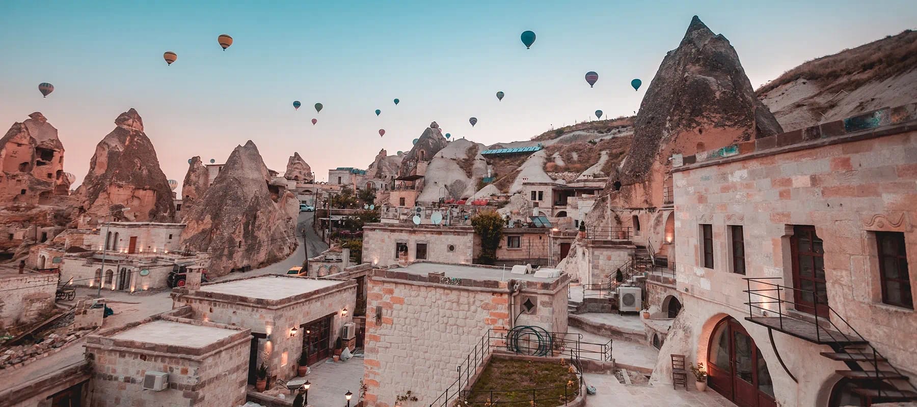 Mağara otel terasında düğün yemeği düzeni