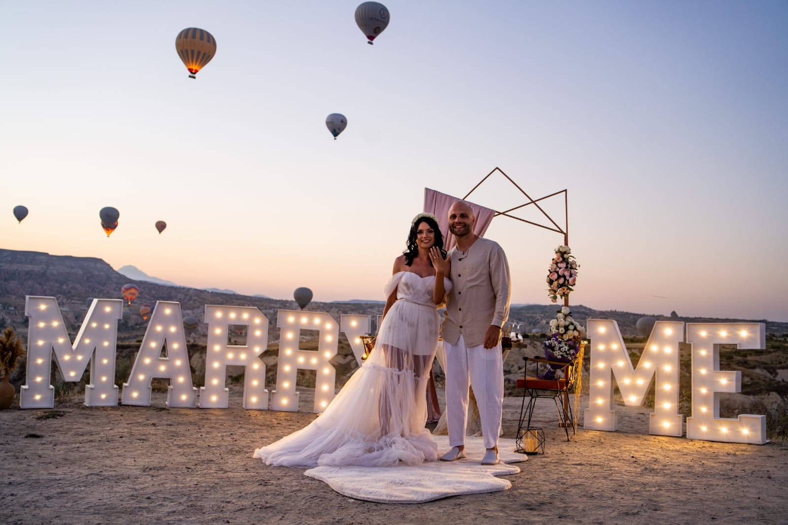Gün batımında Kapadokya nikah töreni